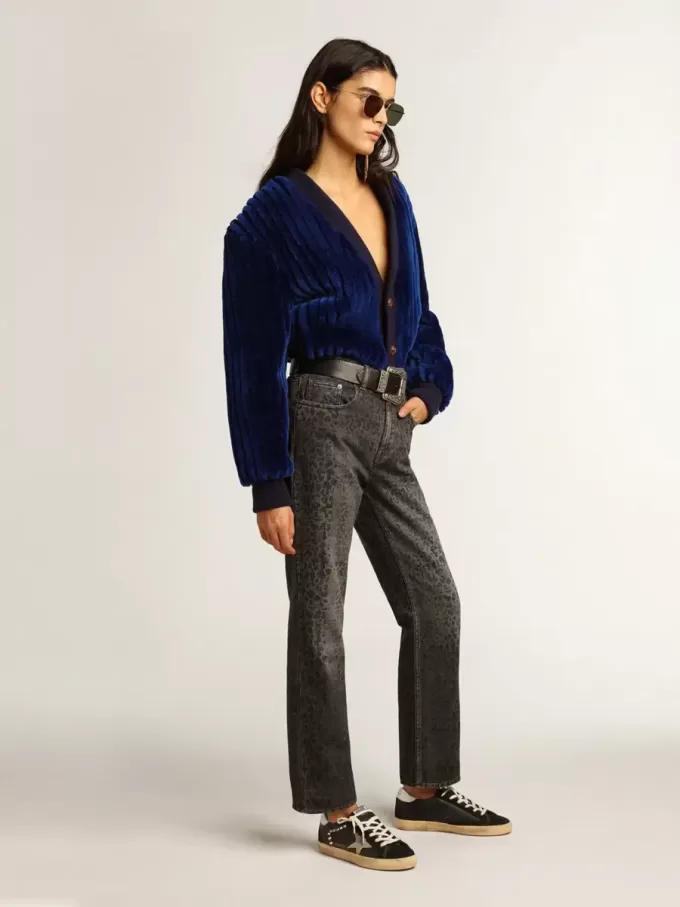 Superestrella femenina en cuero negro y ante con tachuelas plateadas