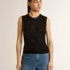 Top de malla negra con lentejuelas y detalles en contraste