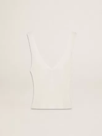 Top sin mangas bordado con ribetes desgastados en color blanco