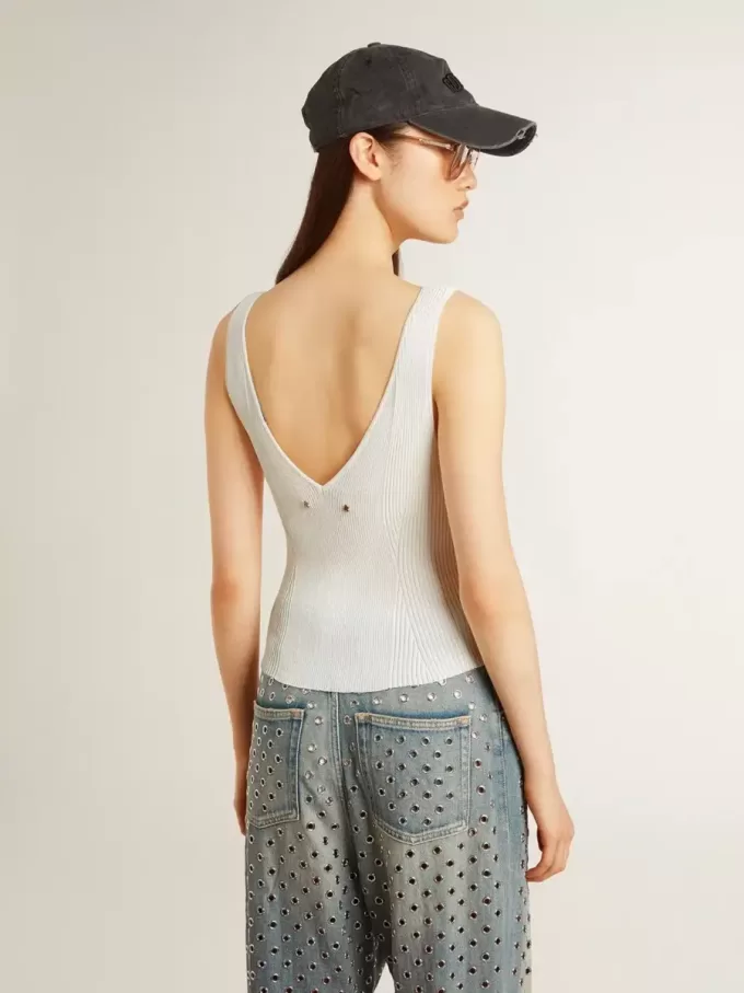 Top sin mangas bordado con ribetes desgastados en color blanco