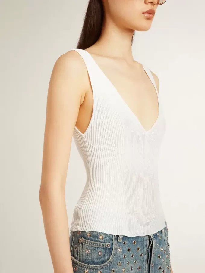 Top sin mangas bordado con ribetes desgastados en color blanco