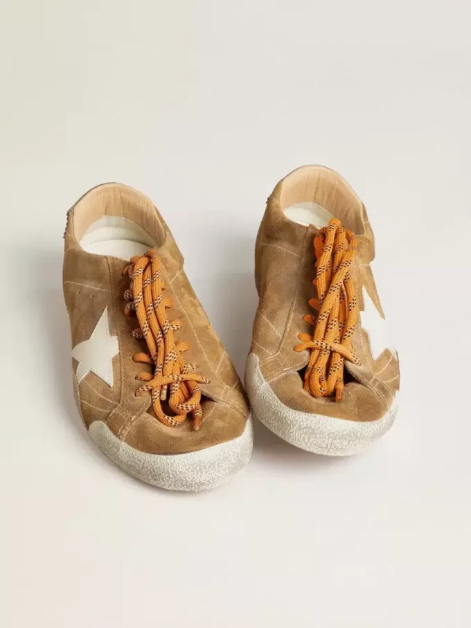 True-Star para hombre en ante color tabaco con estrella blanca y lengüeta platino en el talón