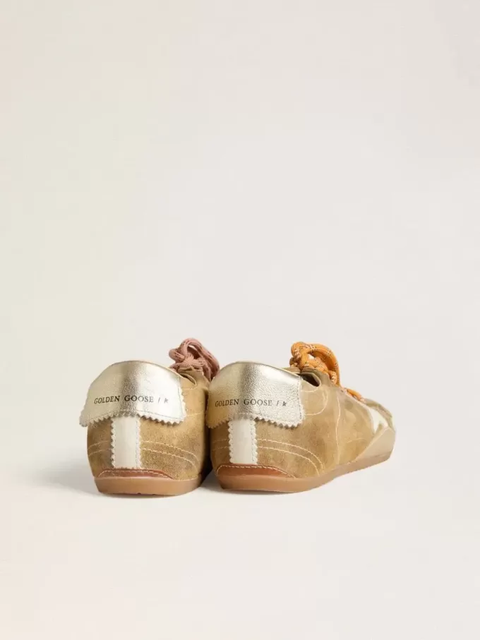 True-Star para mujer en ante color tabaco con estrella blanca y lengüeta platino en el talón