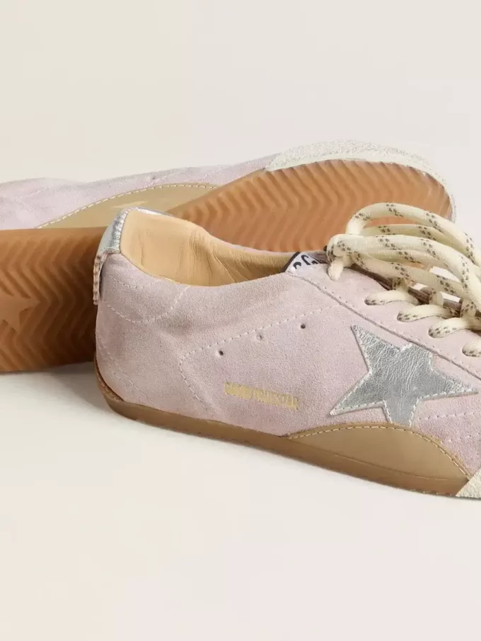 True-Star para mujer en ante rosa pastel con estrella plateada y lengüeta en el talón True-Star para mujer en ante rosa pastel con estrella plateada y lengüeta en el talón