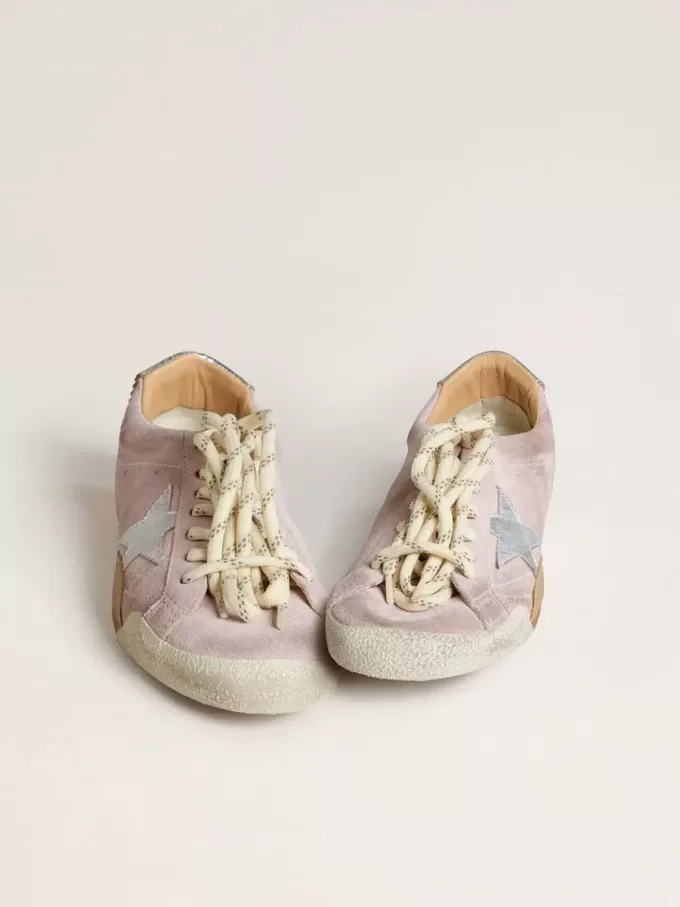 True-Star para mujer en ante rosa pastel con estrella plateada y lengüeta en el talón True-Star para mujer en ante rosa pastel con estrella plateada y lengüeta en el talón