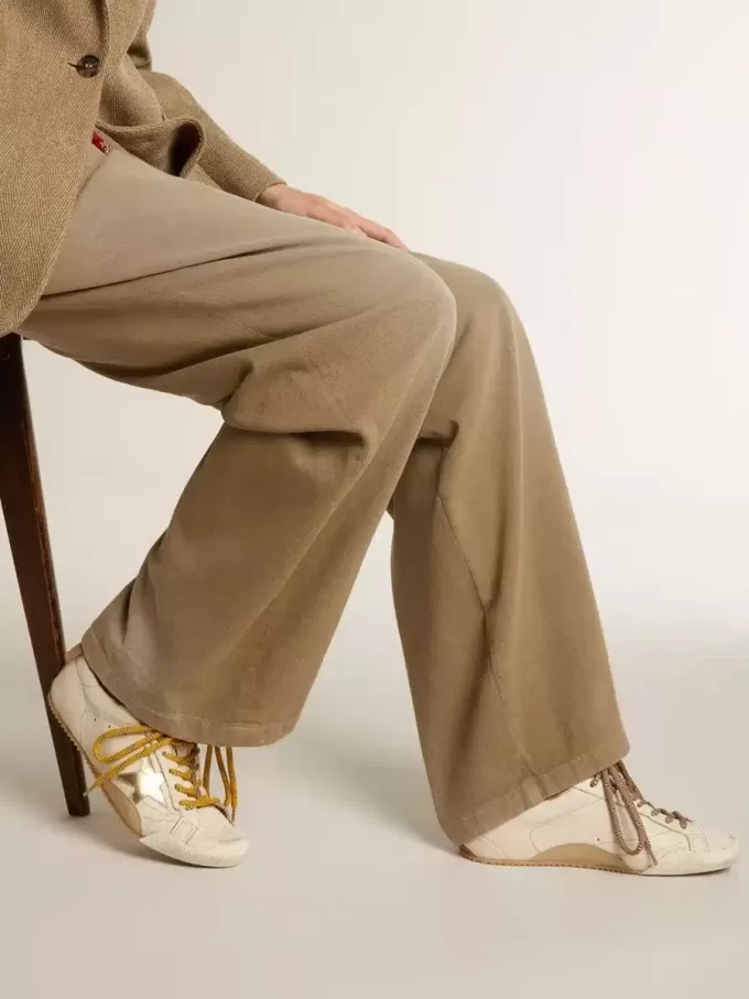 True-Star para mujer en piel napa blanca con estrella dorada y lengüeta del talón en ante beige