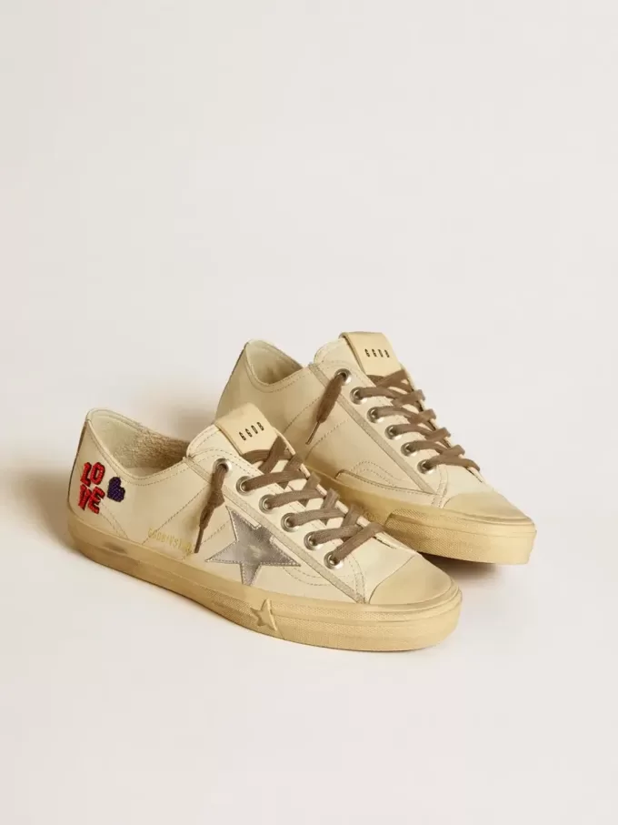 V-Star en napa cruda con estrella de napa plateada y bordado con abalorios