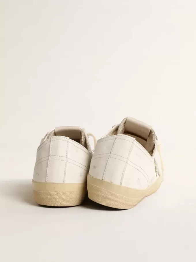 V-Star en piel blanca con estrella brillante platino