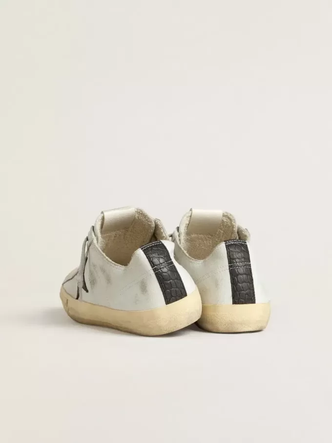 V-Star en piel con estrella y lengüeta en el talón de piel con estampado de cocodrilo negro