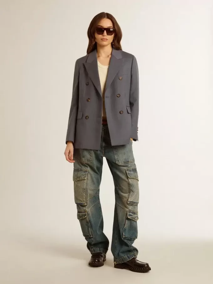 Vaqueros azules con acabado desgastado