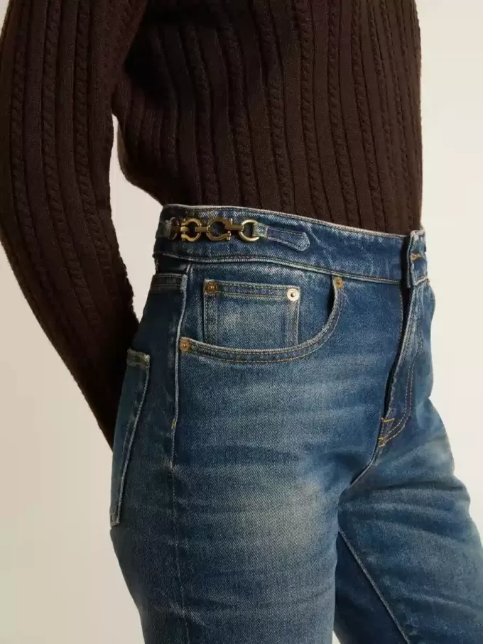 Vaqueros bootcut para mujer con lavado vintage y detalles metálicos