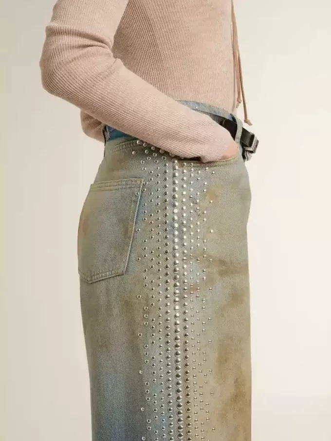 Vaqueros boyfriend para mujer con efecto desgastado, lavado arena y tachuelas.