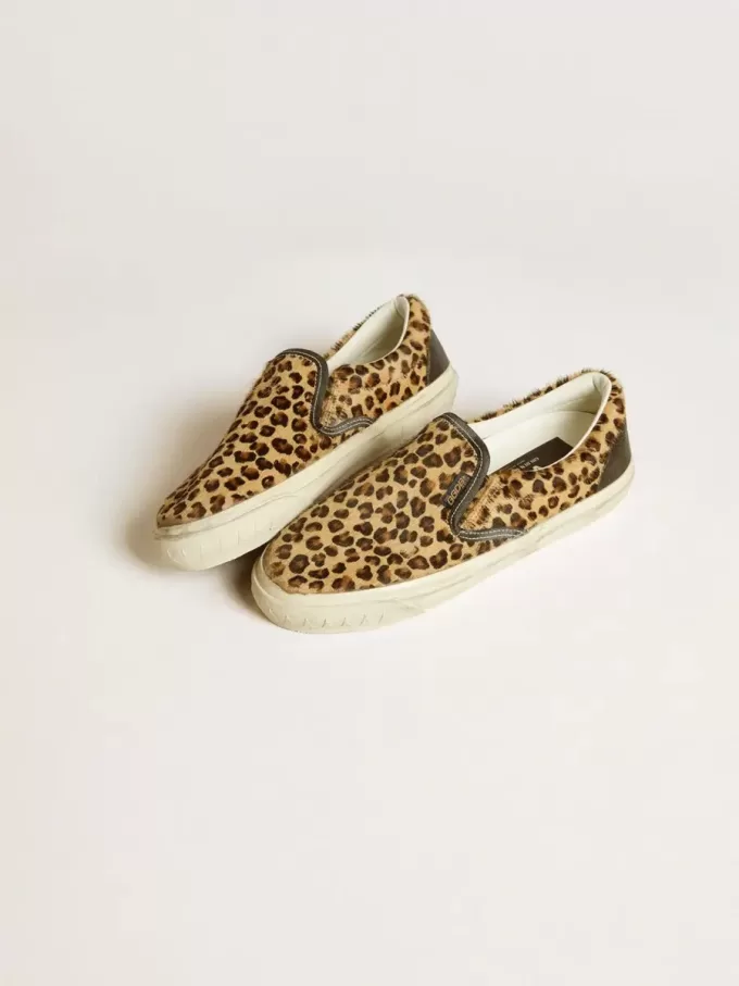 VCE Penstar para mujer en piel de potro con estampado de leopardo y lengüeta del talón en piel negra