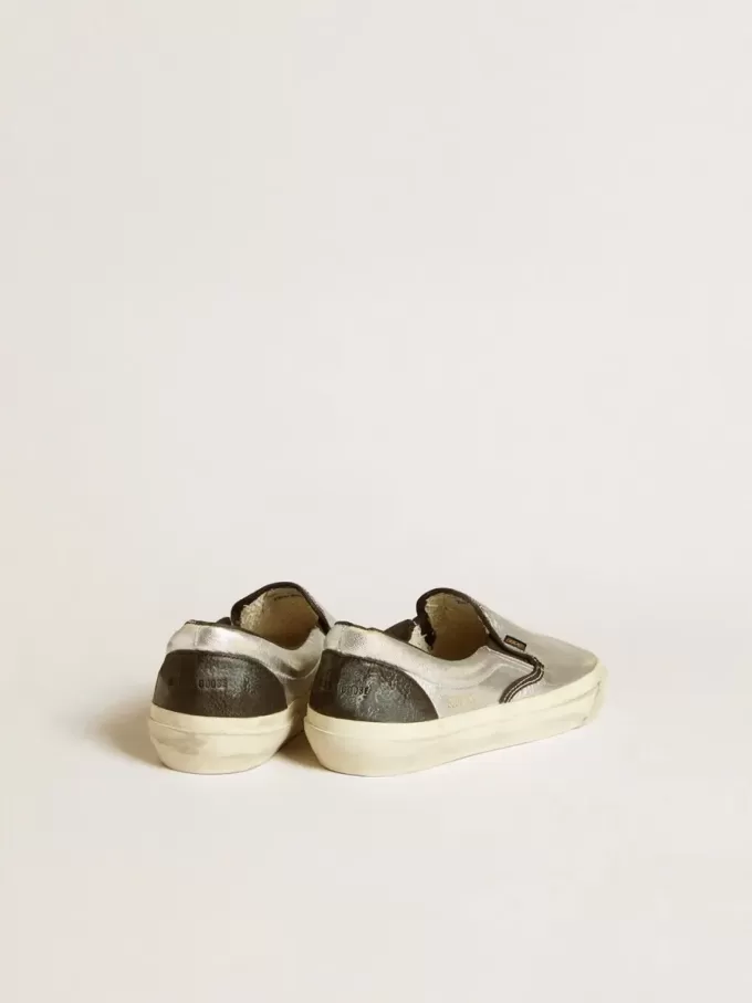 VCE Penstar para mujer en piel plateada metalizada con lengüeta del talón en piel negra