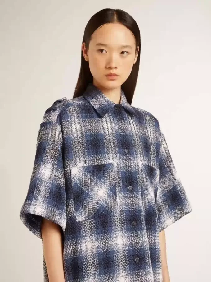 Vestido camisero corto de mujer con estampado de cuadros 3D y bordados Vestido camisero corto de mujer con estampado de cuadros 3D y bordados