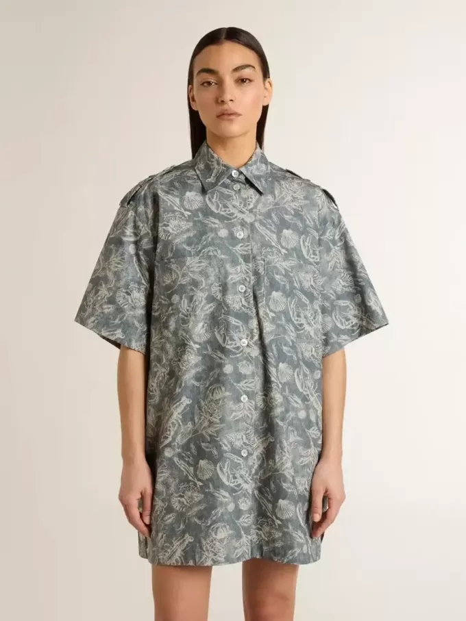 Vestido camisero corto de mujer en popelín de algodón azul claro con estampado marino integral Vestido camisero corto de mujer en popelín de algodón azul claro con estampado marino integral