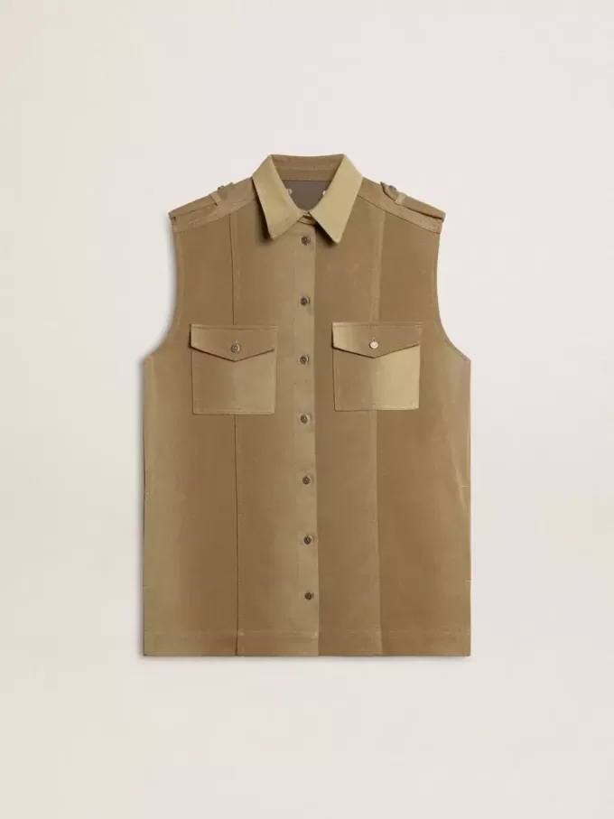 Vestido camisero de mujer en denim color arena con detalles militares Vestido camisero de mujer en denim color arena con detalles militares