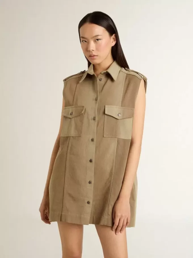 Vestido camisero de mujer en denim color arena con detalles militares Vestido camisero de mujer en denim color arena con detalles militares