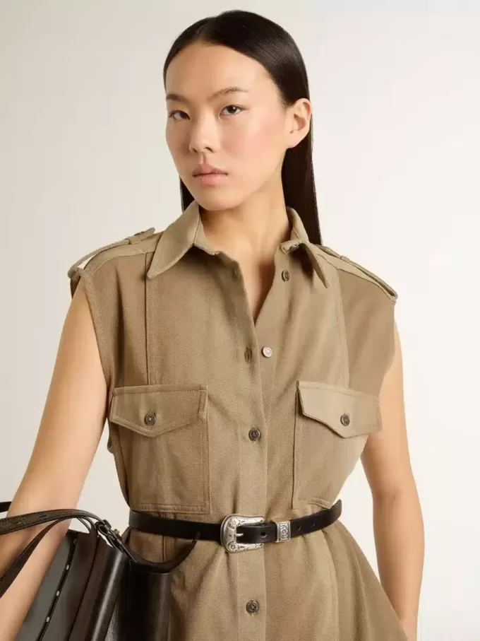 Vestido camisero de mujer en denim color arena con detalles militares Vestido camisero de mujer en denim color arena con detalles militares