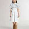 Vestido camisero para niña en lona de algodón blanca con estampado náutico azul y ribetes blancos