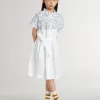 Vestido camisero para niña en lona de algodón blanca con estampado náutico azul y ribetes blancos