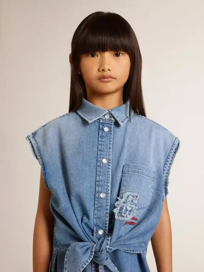 Vestido vaquero para niña con lazo delantero y bordados