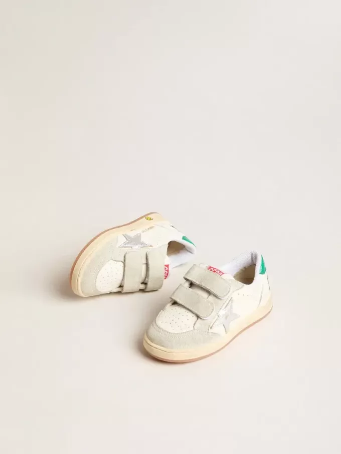 Young Ball Star con estrella plateada y lengüeta de ante verde en el talón Young Ball Star con estrella plateada y lengüeta de ante verde en el talón
