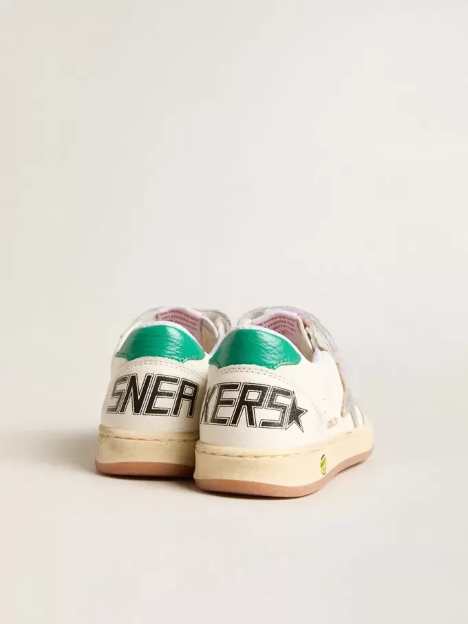 Young Ball Star con estrella plateada y lengüeta de ante verde en el talón Young Ball Star con estrella plateada y lengüeta de ante verde en el talón