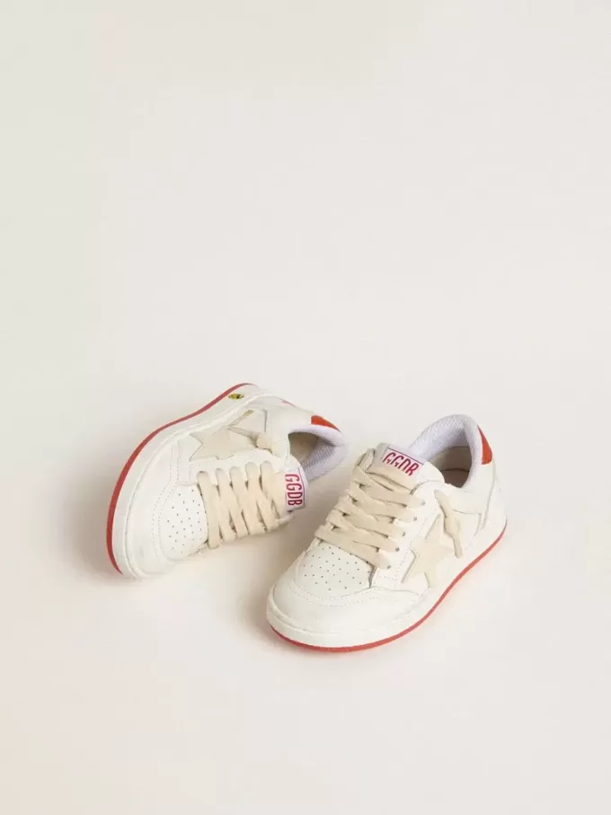 Young Ball Star en piel con estrella color crema y lengüeta trasera de piel roja Young Ball Star en piel con estrella color crema y lengüeta trasera de piel roja