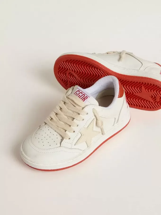 Young Ball Star en piel con estrella color crema y lengüeta trasera de piel roja Young Ball Star en piel con estrella color crema y lengüeta trasera de piel roja
