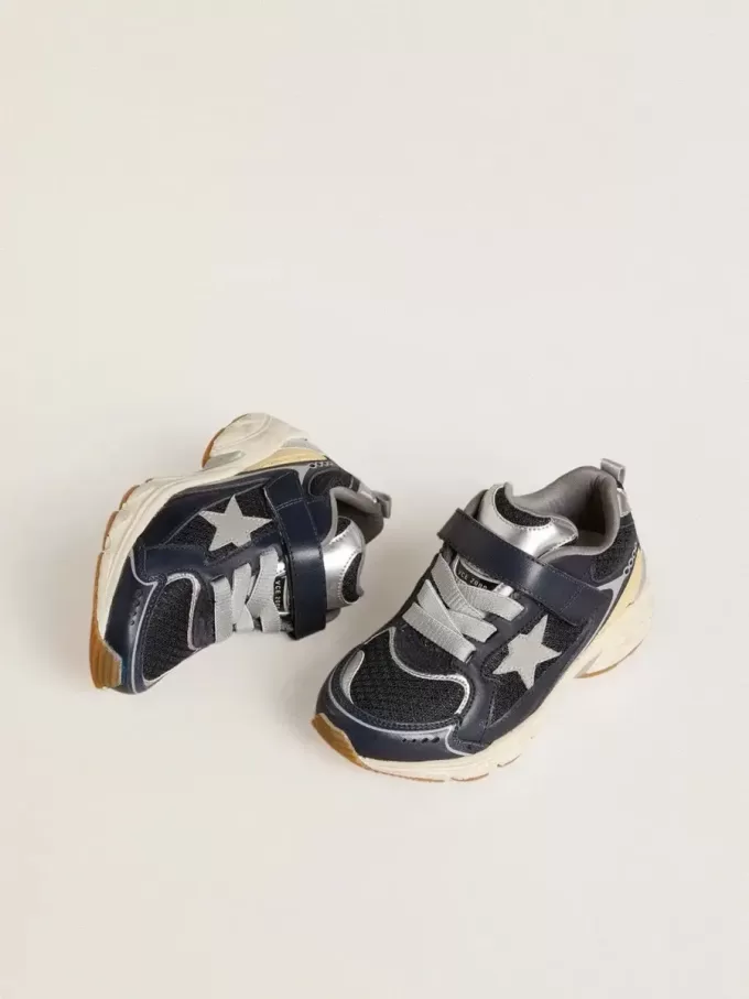 Young Lightstar en piel azul y malla con estrella de piel gris.