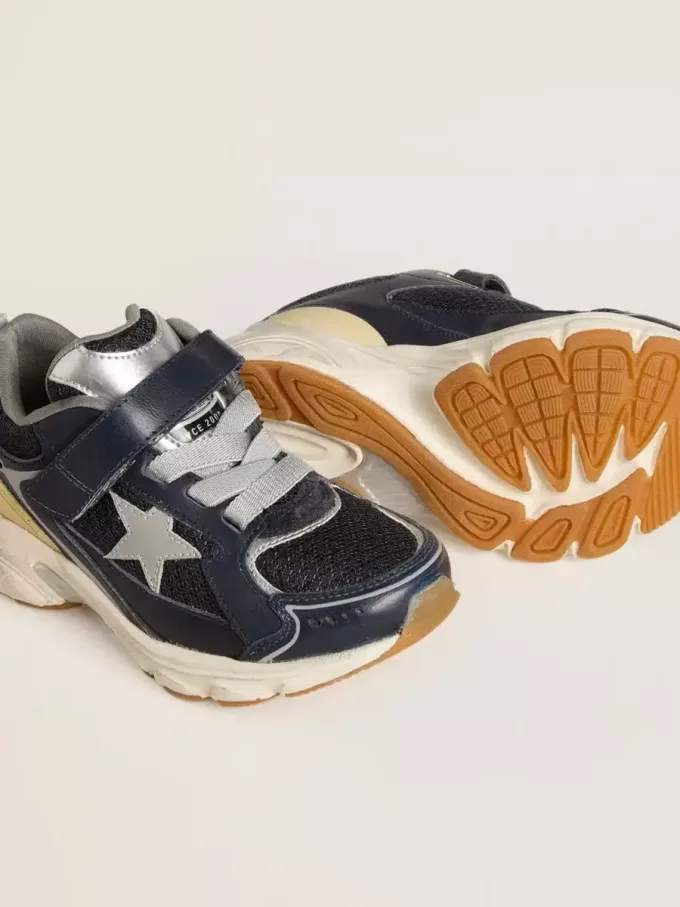 Young Lightstar en piel azul y malla con estrella de piel gris.