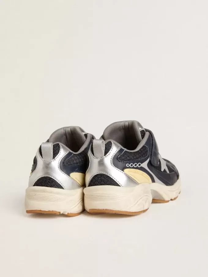 Young Lightstar en piel azul y malla con estrella de piel gris.