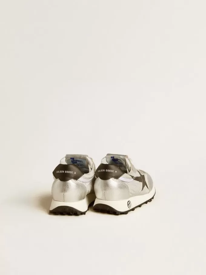 Young Marathon en nailon plateado con estrella negra y lengüeta de cuero en el talón