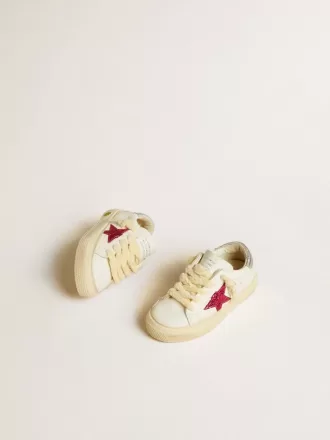 Young May con estrella brillante fucsia y lengüeta metálica en el talón