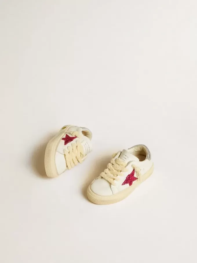 Young May con estrella brillante fucsia y lengüeta metálica en el talón