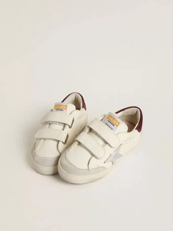 Young Old School con estrella de cuero metalizado plateado y lengüeta del talón de ante morado. Young Old School con estrella de cuero metalizado plateado y lengüeta del talón de ante morado.