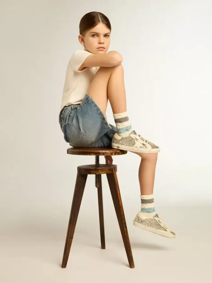 Young Old School en brillo platino con estrella y lengüeta en el talón de piel