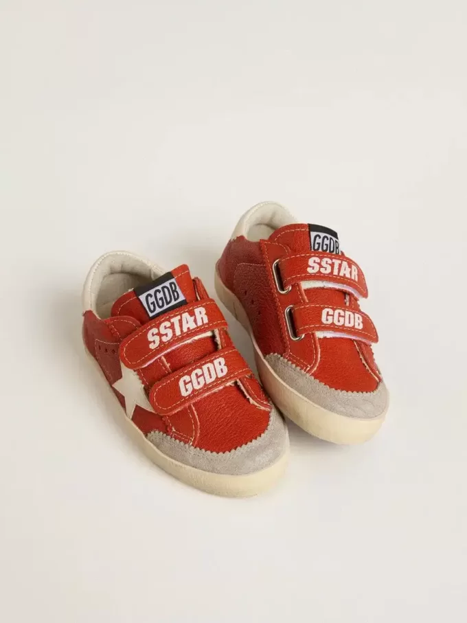 Young Old School en napa naranja con estrella blanca y lengüeta del talón en piel color crema. Young Old School en napa naranja con estrella blanca y lengüeta del talón en piel color crema.