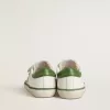 Young Old School en piel blanca con lengüeta del talón en napa verde e inserción verde