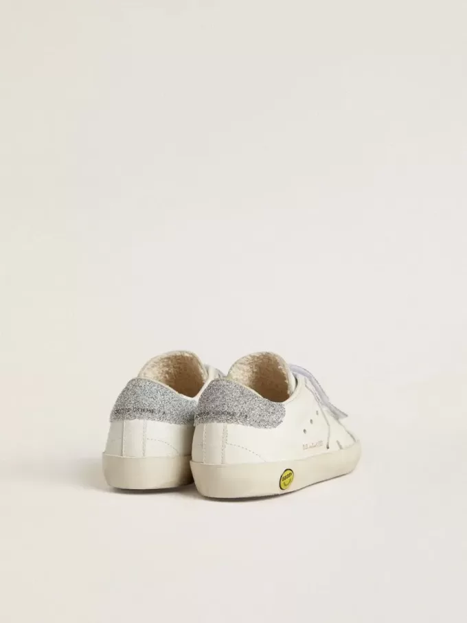 Young Old School en piel blanca con lengüeta y tiras en el talón con cristales Swarovski plateados