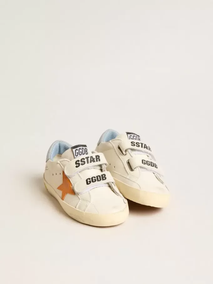 Young Old School en piel con estrella naranja y lengüeta azul claro en el talón Young Old School en piel con estrella naranja y lengüeta azul claro en el talón