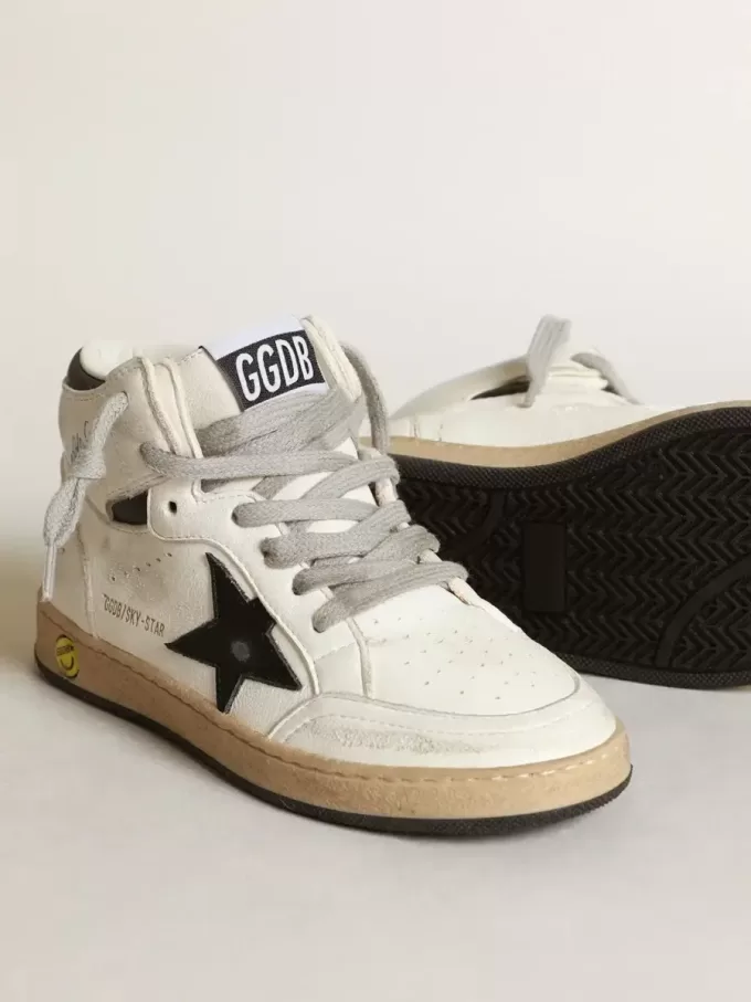 Young Sky-Star en napa blanca con estrella negra y lengüeta en el talón