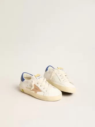 Young Super-Star en piel napa con estrella beige y lengüeta azul en el talón