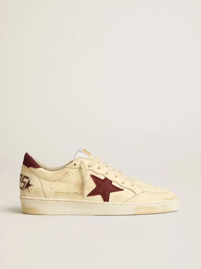 Zapatillas Ball Star para hombre en napa beige con estrella de malla burdeos y lengüeta en el talón