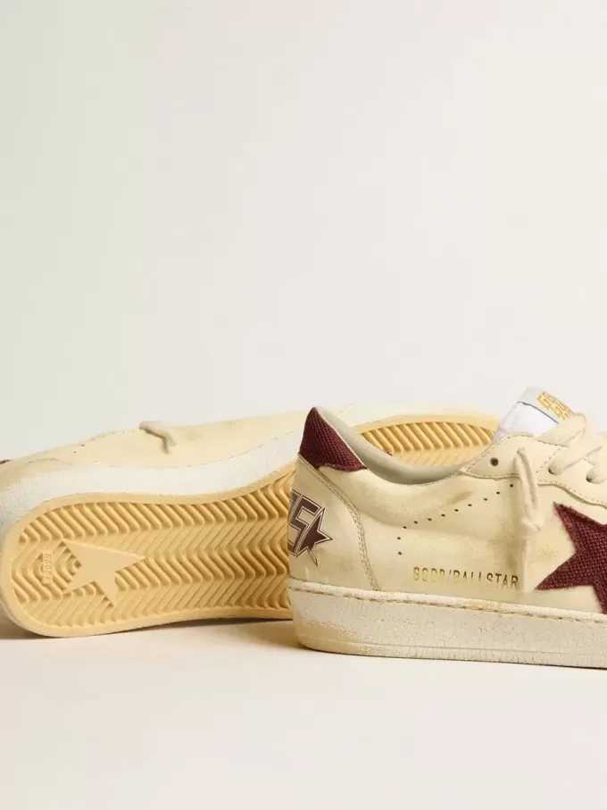 Zapatillas Ball Star para hombre en napa beige con estrella de malla burdeos y lengüeta en el talón