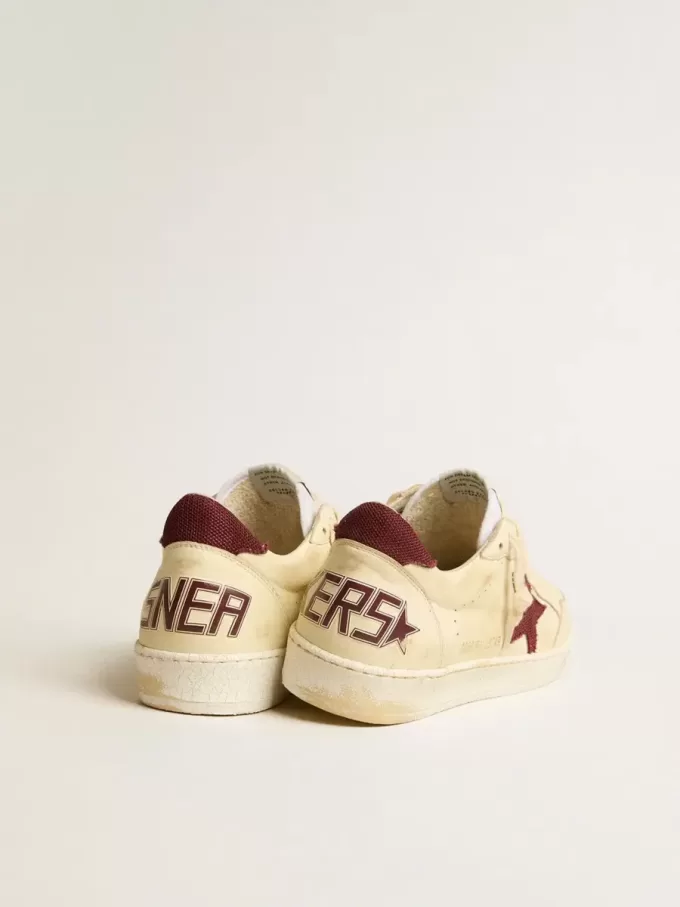 Zapatillas Ball Star para hombre en napa beige con estrella de malla burdeos y lengüeta en el talón
