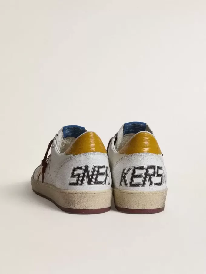 Zapatillas Ball Star para hombre en piel napa blanca con estrella y lengüeta en el talón en piel con estampado animal amarillo