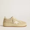 Zapatillas Ball Star para mujer en ante beige con estrella y lengüeta en el talón de cuero blanco