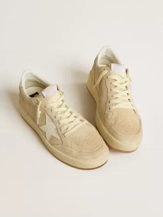 Zapatillas Ball Star para mujer en ante beige con estrella y lengüeta en el talón de cuero blanco